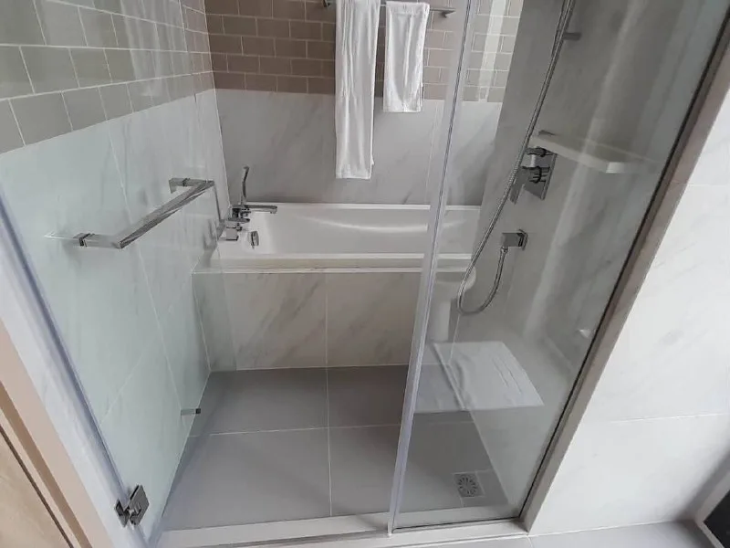 2 bedroom condo for rent in Phaya Thai Bangkok - swimming pool and building amenities