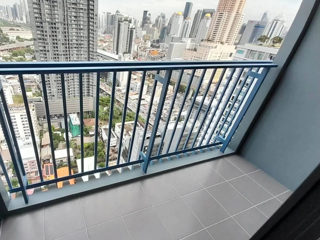 2 bedroom condo for rent in Phaya Thai Bangkok - balcony perspective