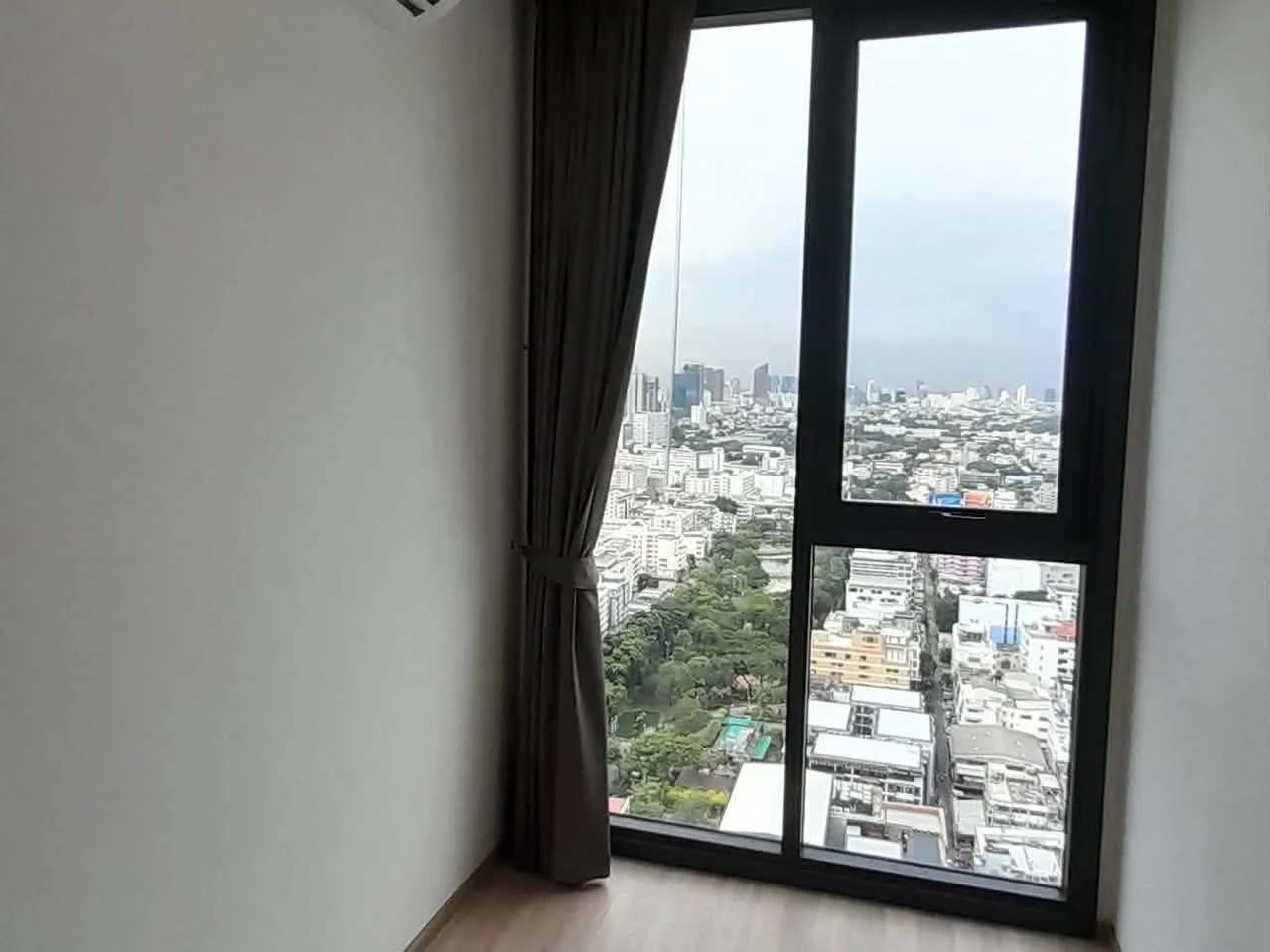 2 bedroom condo for rent in Phaya Thai Bangkok - living room view