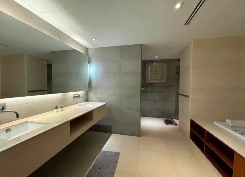 3 bedroom condo for rent in Chit Lom / Ploenchit Bangkok - bathroom and modern finishes