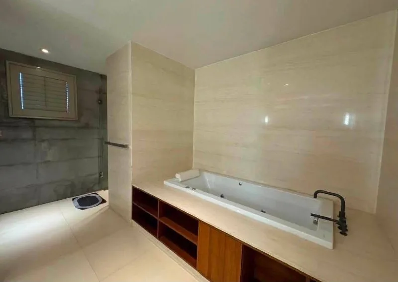 3 bedroom condo for rent in Chit Lom / Ploenchit Bangkok - swimming pool and building amenities