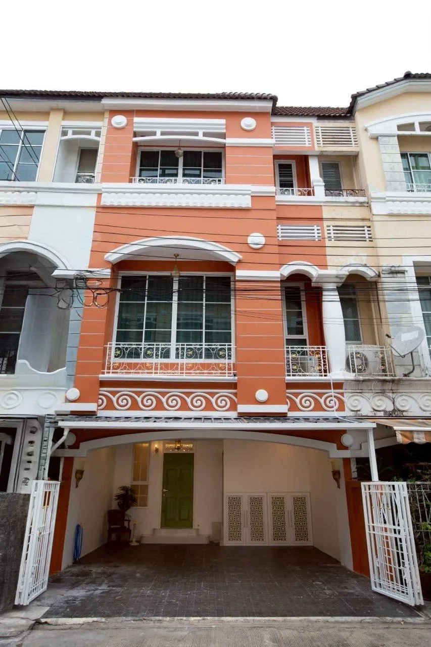 3 bedroom house for rent in Ladprao Bangkok - living room view
