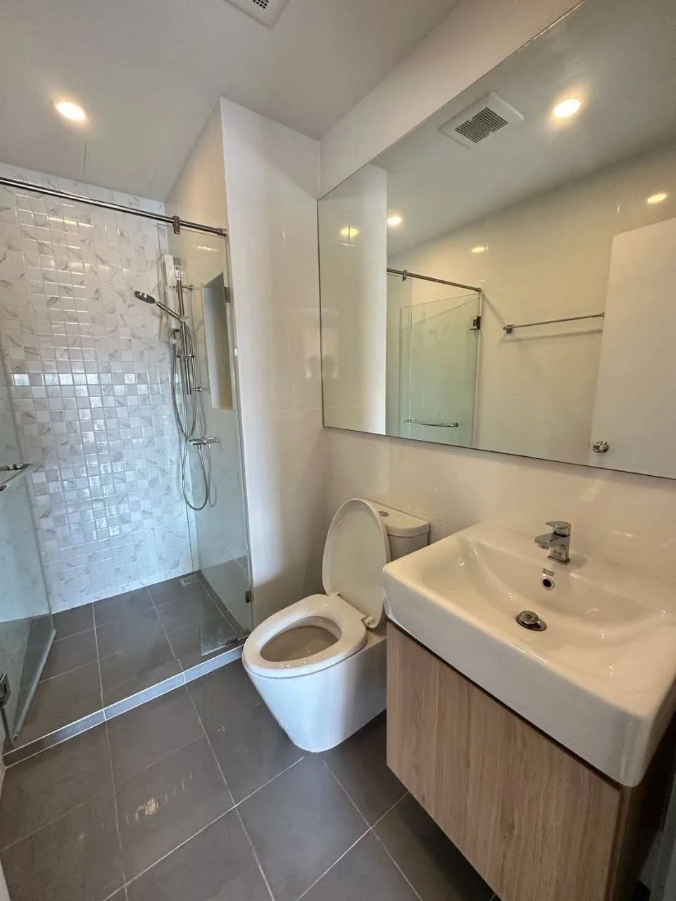 1 bedroom condo for rent in Ari Bangkok - swimming pool and building amenities