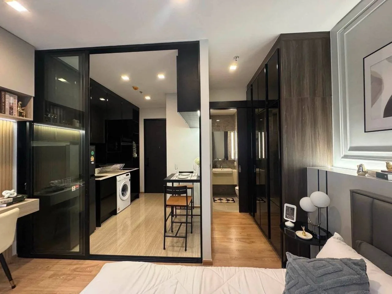 1 bedroom condo for rent in Phaya Thai Bangkok - kitchen and dining area