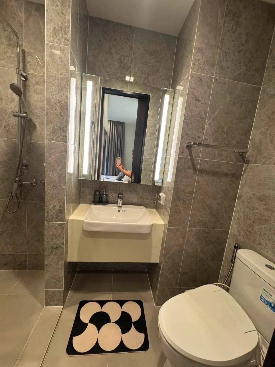 1 bedroom condo for rent in Phaya Thai Bangkok - kitchen and dining area