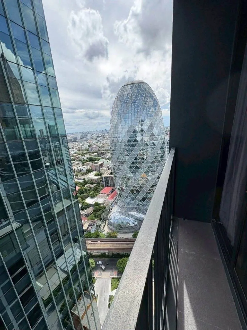 1 bedroom condo for rent in Phaya Thai Bangkok - master bedroom interior