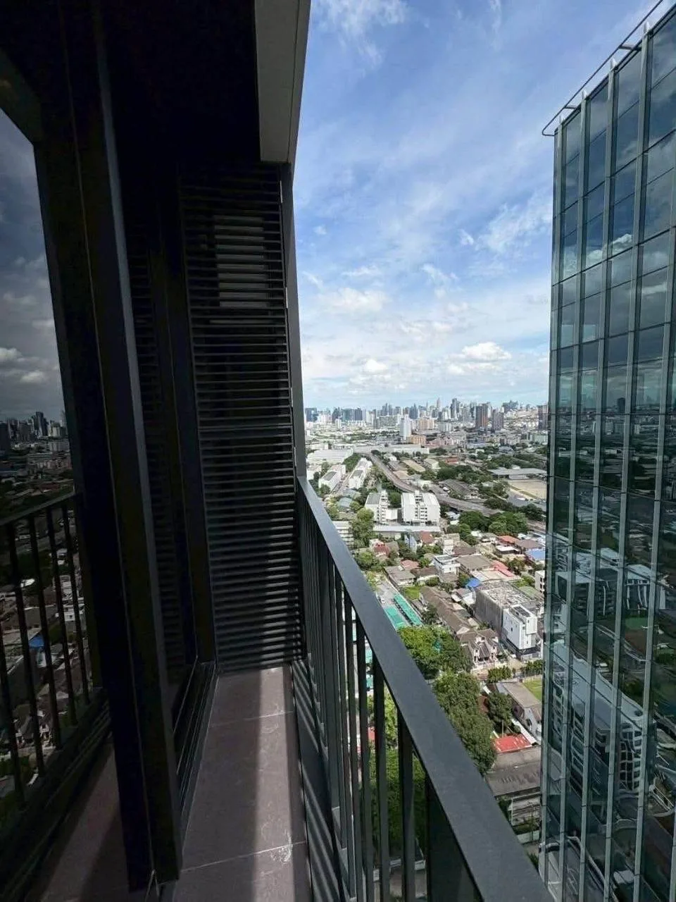 1 bedroom condo for rent in Phaya Thai Bangkok - bathroom and modern finishes