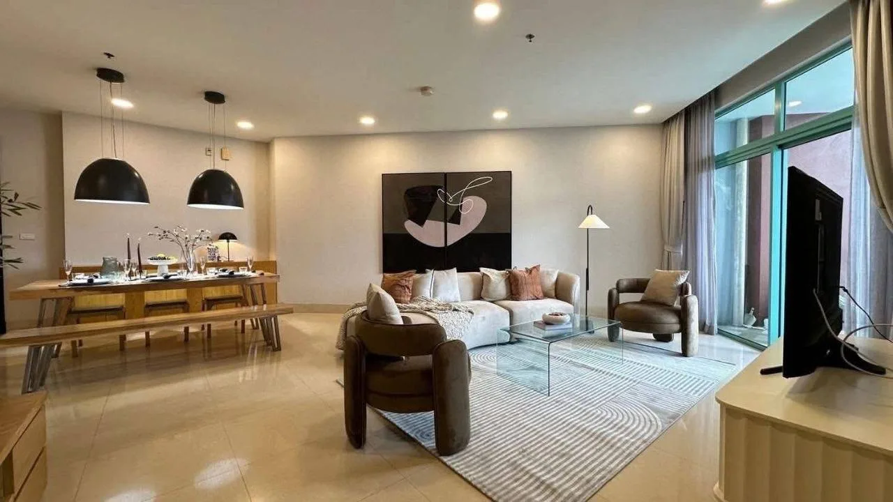 2 bedroom condo for rent in Charoenkrung Bangkok - kitchen and dining area