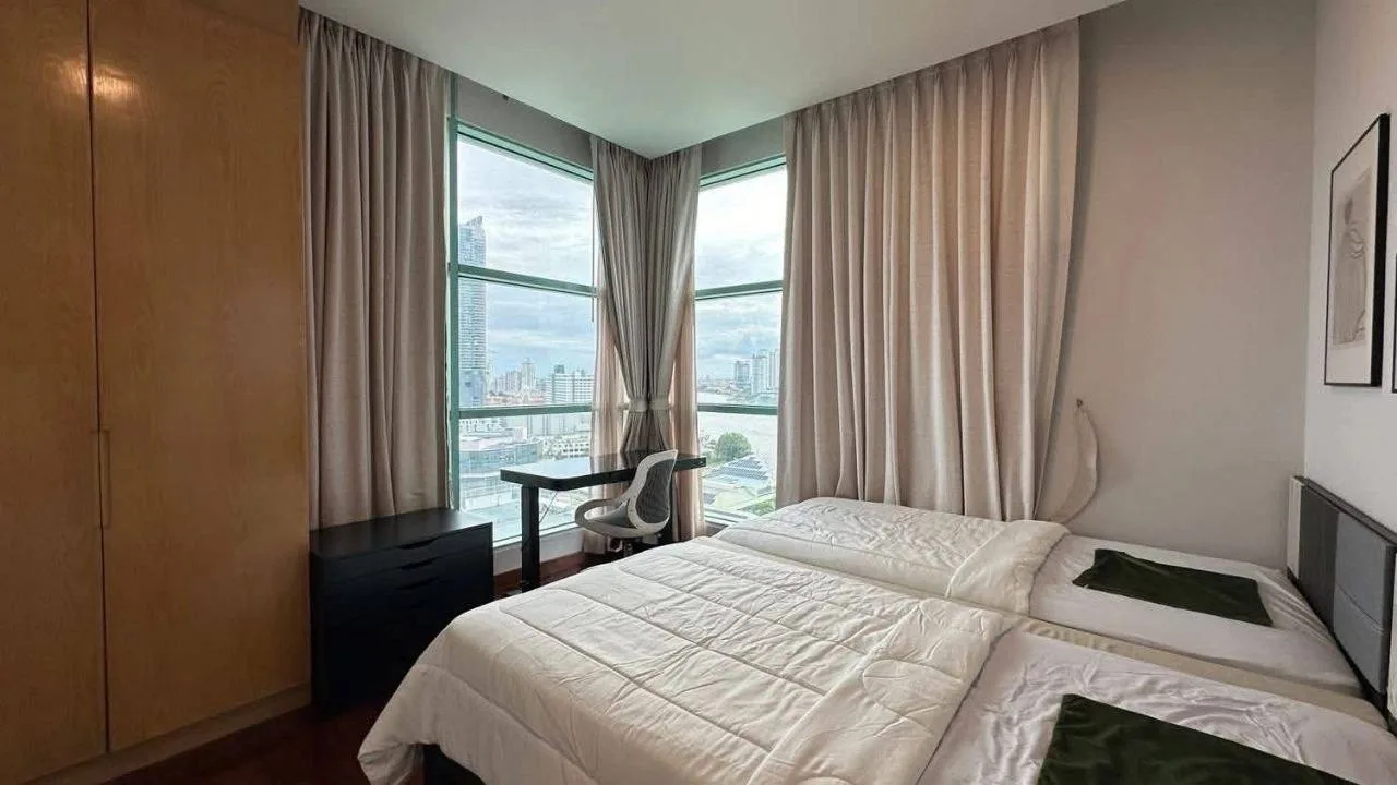 2 bedroom condo for rent in Charoenkrung Bangkok - kitchen and dining area