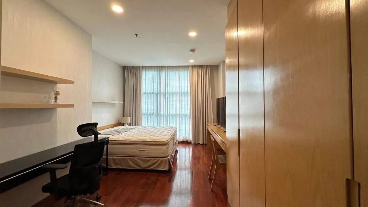 2 bedroom condo for rent in Charoenkrung Bangkok - swimming pool and building amenities