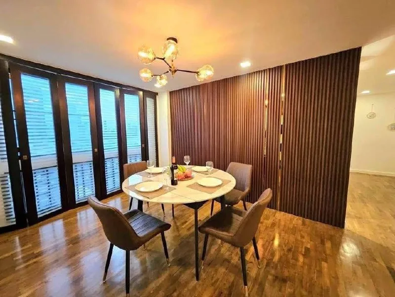 3 bedroom condo for rent in Sukhumvit Bangkok - kitchen and dining area