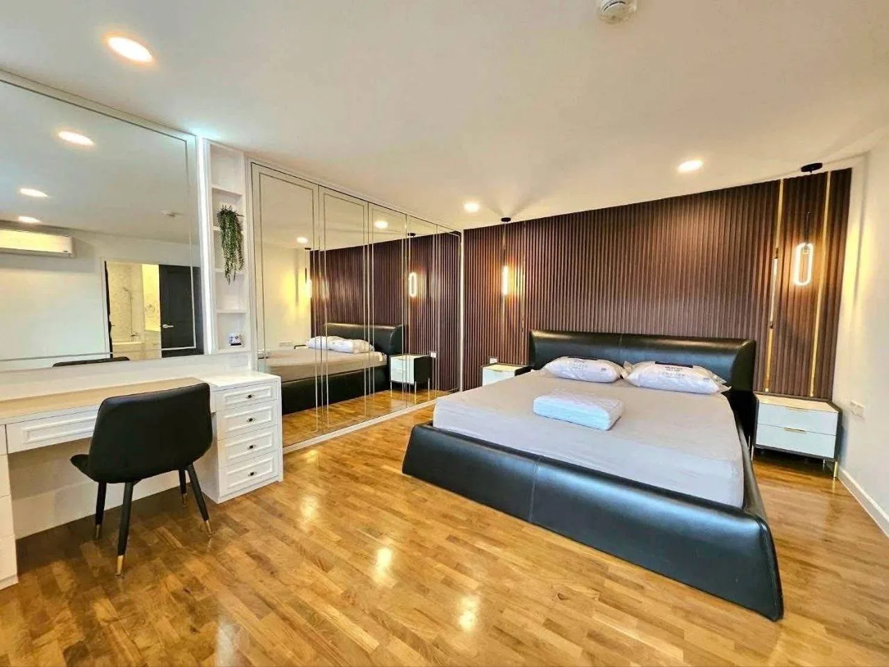 3 bedroom condo for rent in Sukhumvit Bangkok - master bedroom interior