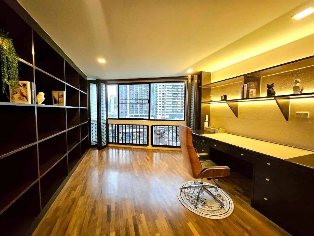 3 bedroom condo for rent in Sukhumvit Bangkok - balcony perspective