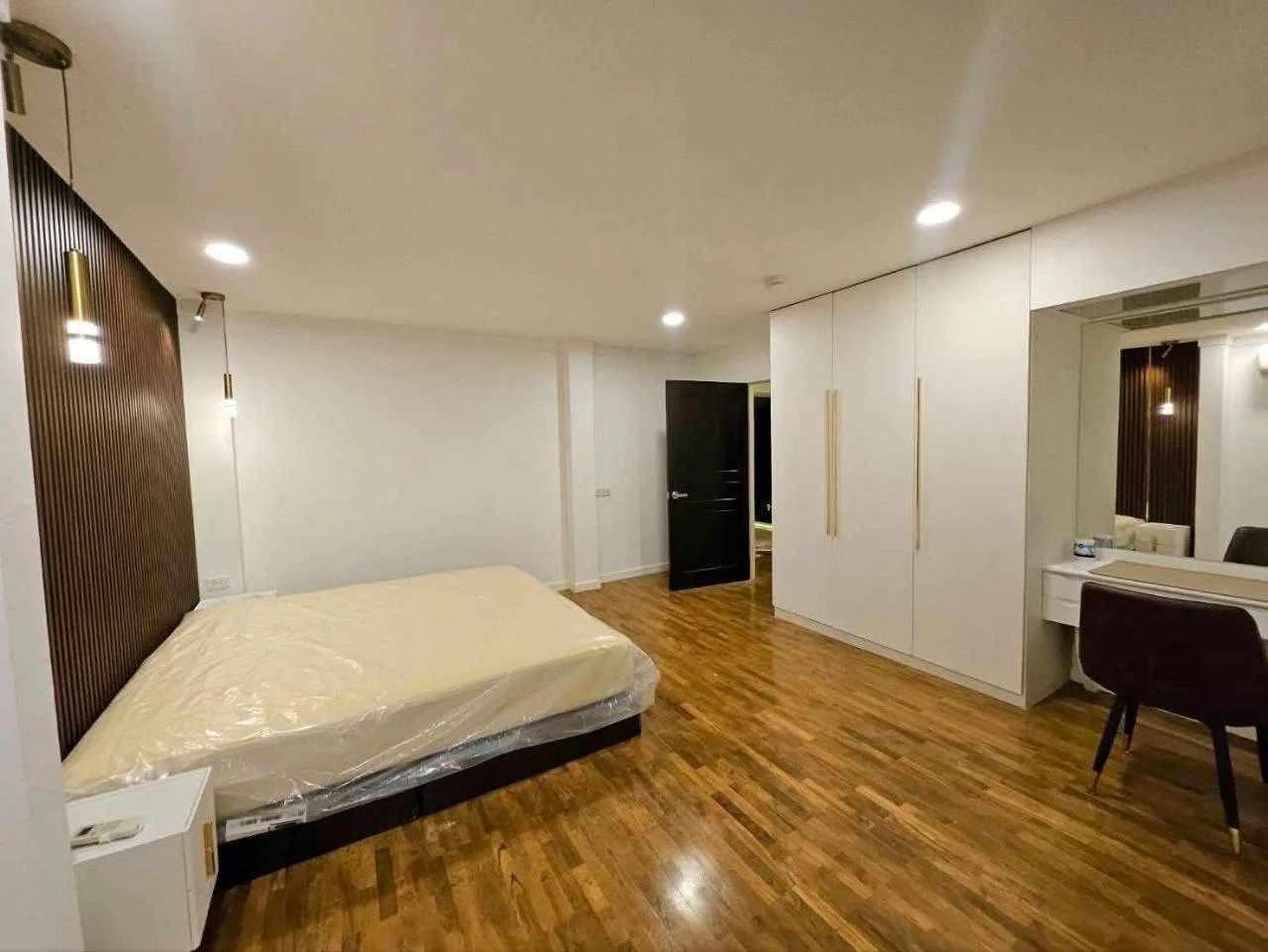 3 bedroom condo for rent in Sukhumvit Bangkok - living room view