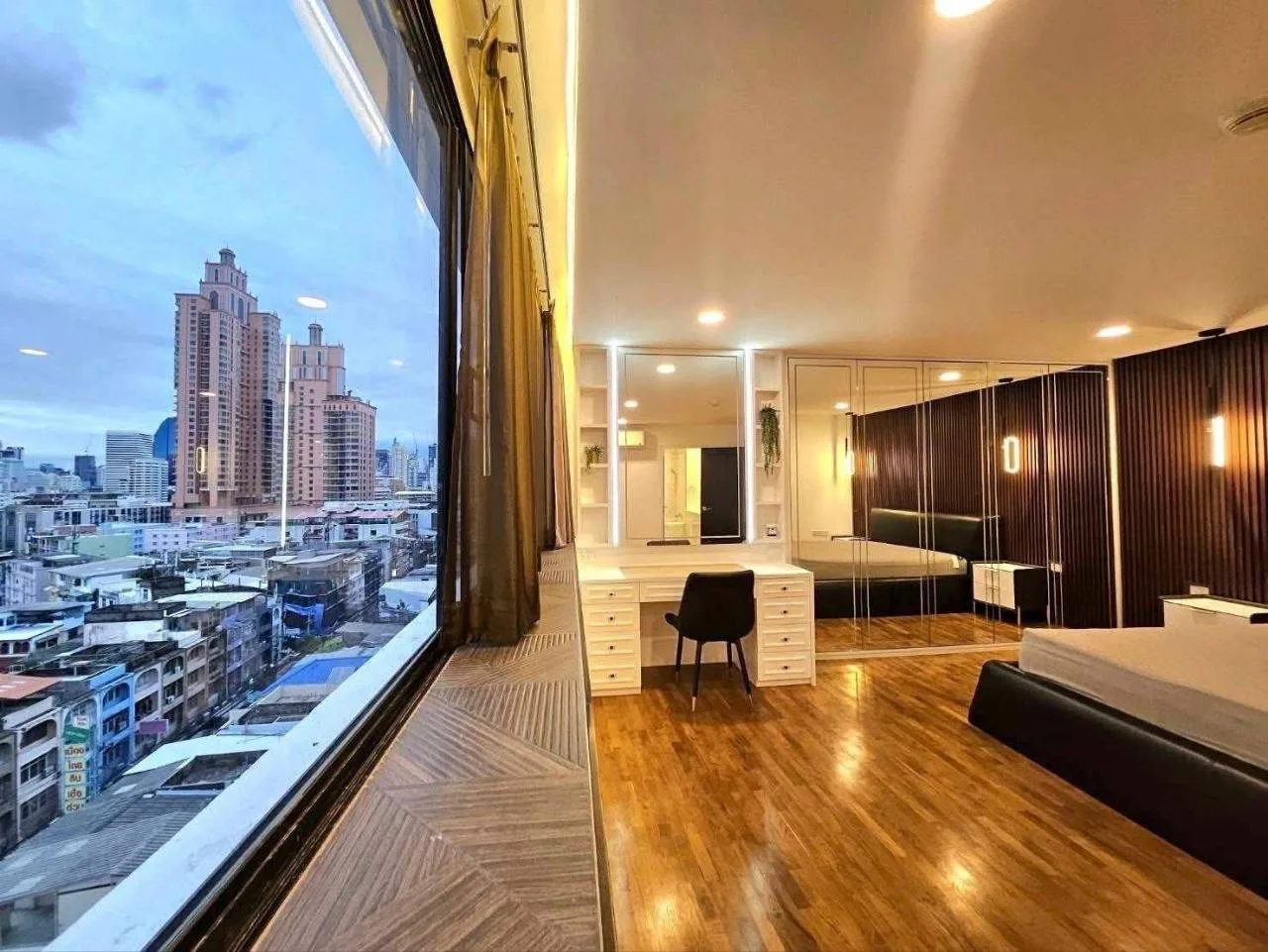 3 bedroom condo for rent in Sukhumvit Bangkok - kitchen and dining area