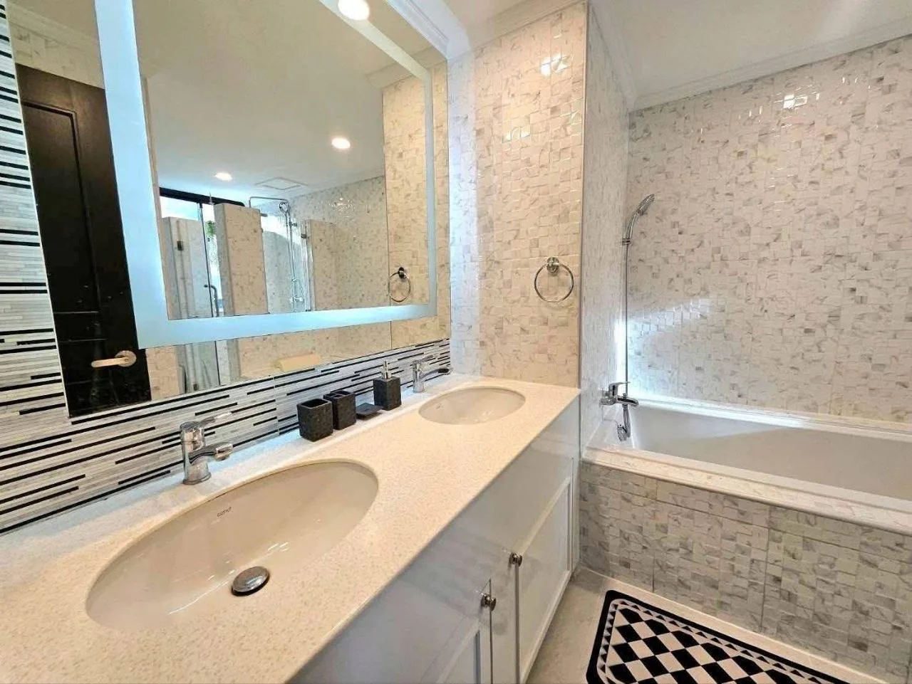3 bedroom condo for rent in Sukhumvit Bangkok - balcony perspective
