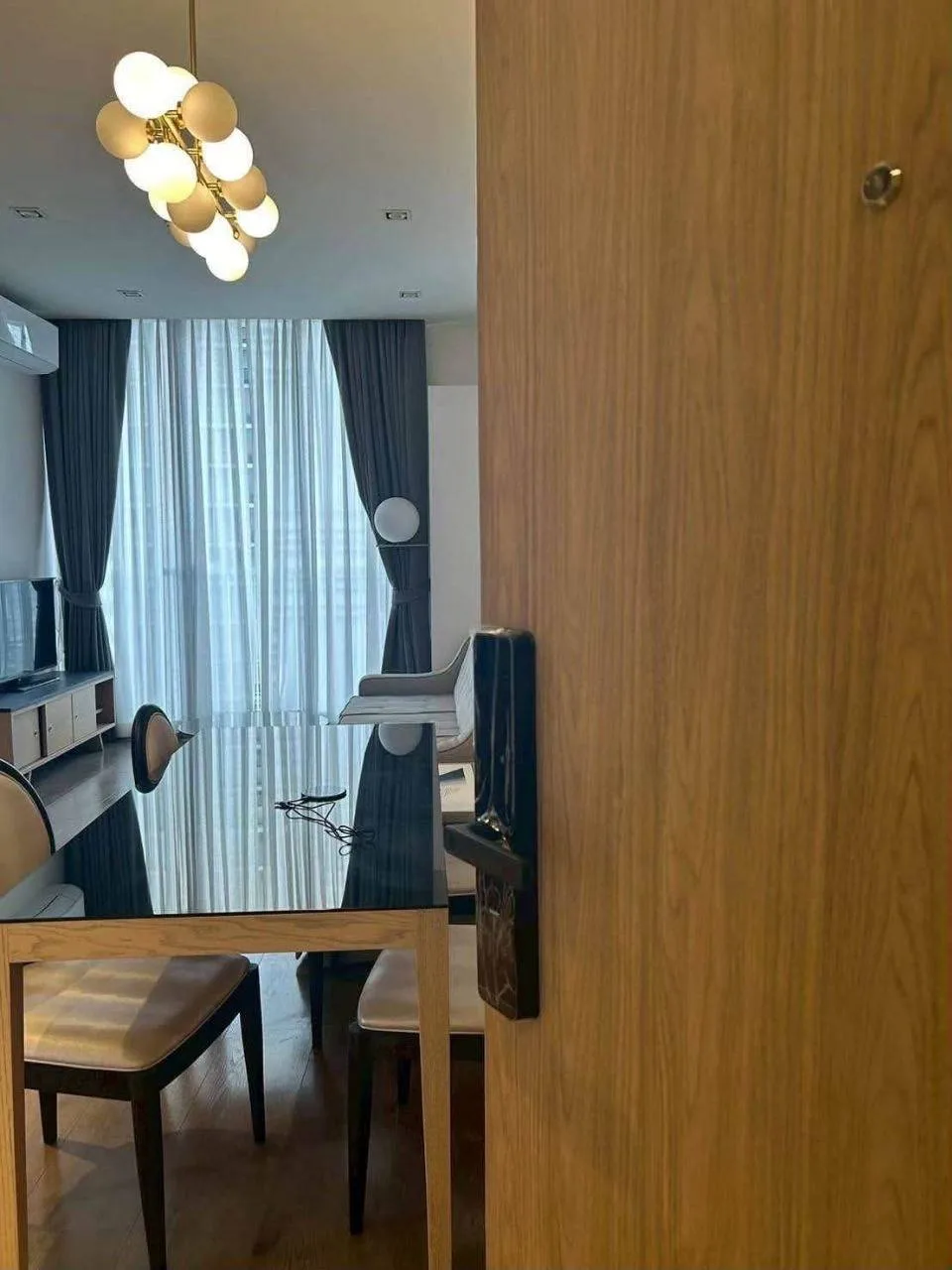 2 bedroom condo for rent in Sukhumvit Bangkok - kitchen and dining area