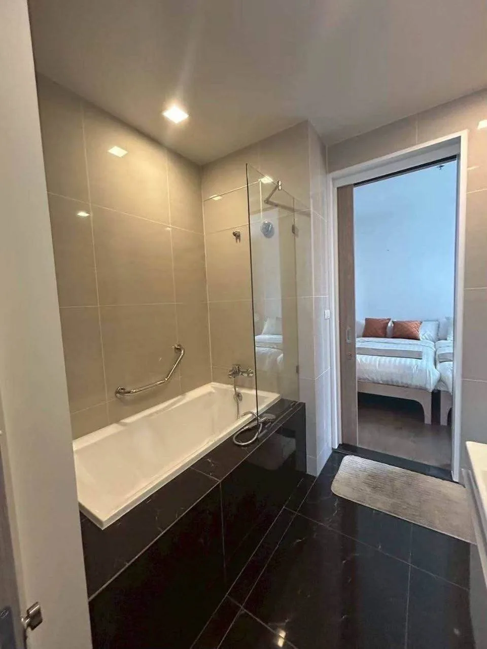 2 bedroom condo for rent in Sukhumvit Bangkok - living room view