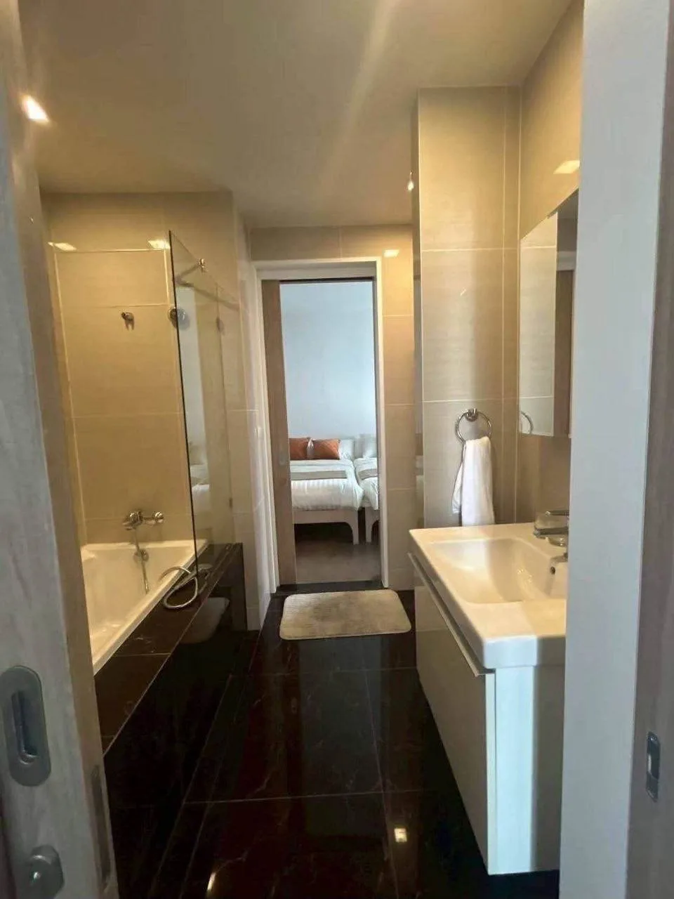 2 bedroom condo for rent in Sukhumvit Bangkok - kitchen and dining area