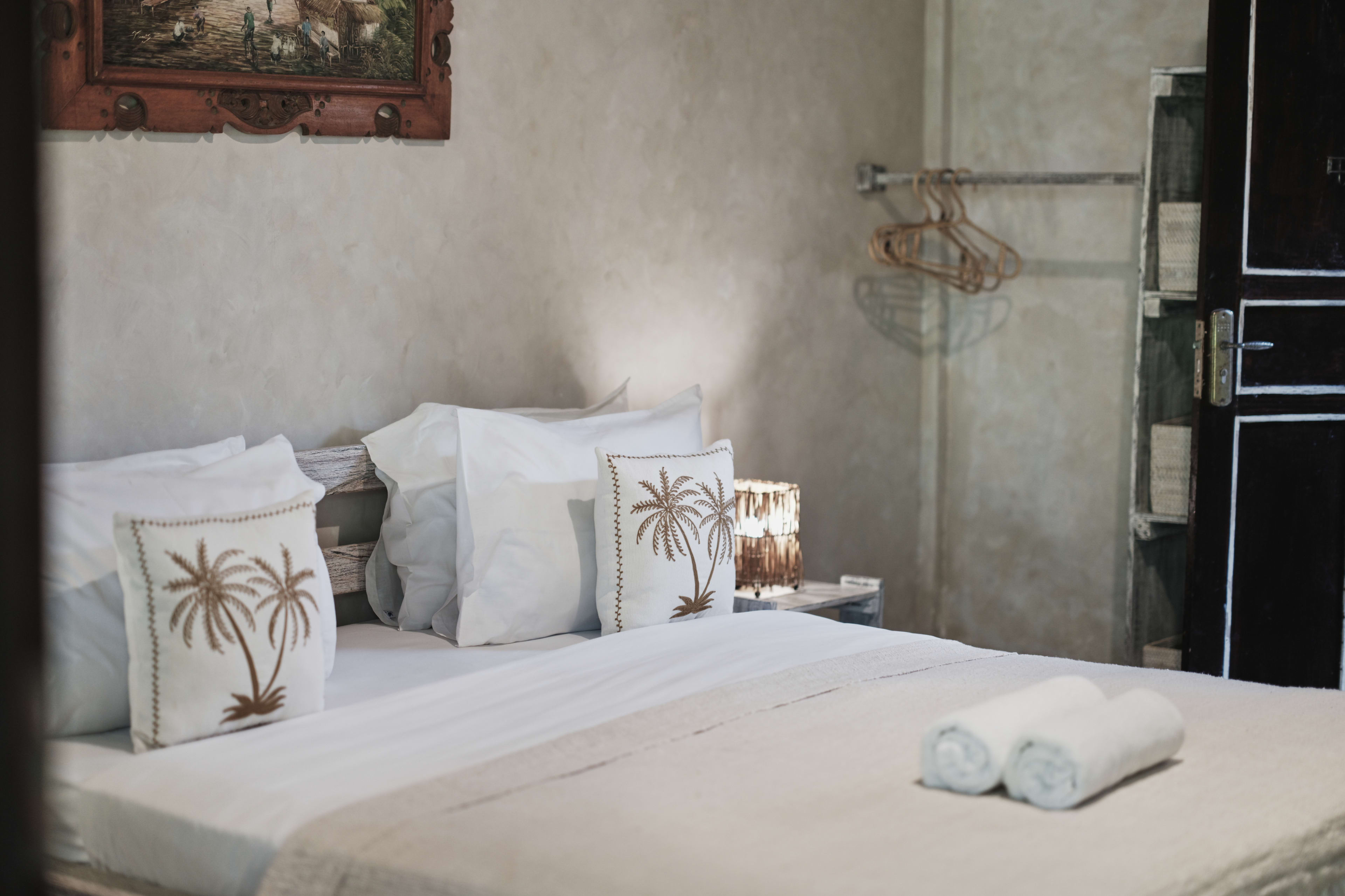 Paradise Bungalow Detail bed