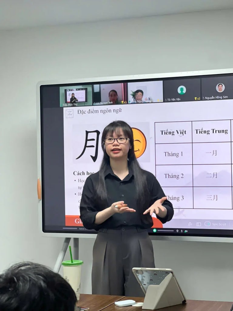 Giáo viên đang hướng dẫn học sinh trên nền tảng OMO ClassIn trong khóa học tiếng Trung đại học D4