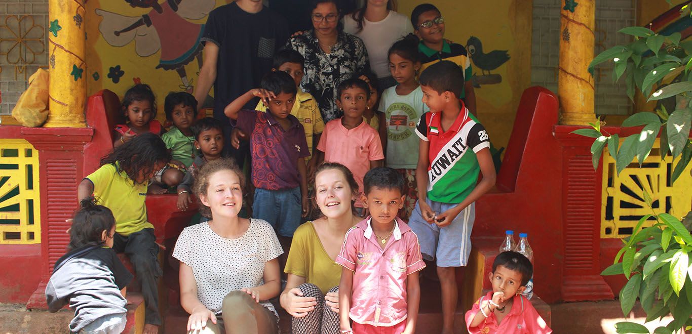 Volunteers and kids in Darjeeling