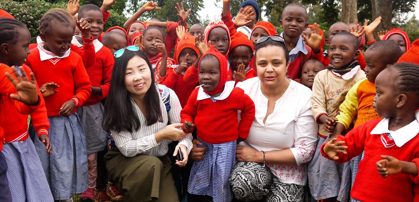 Volunteers with their class in Kenya