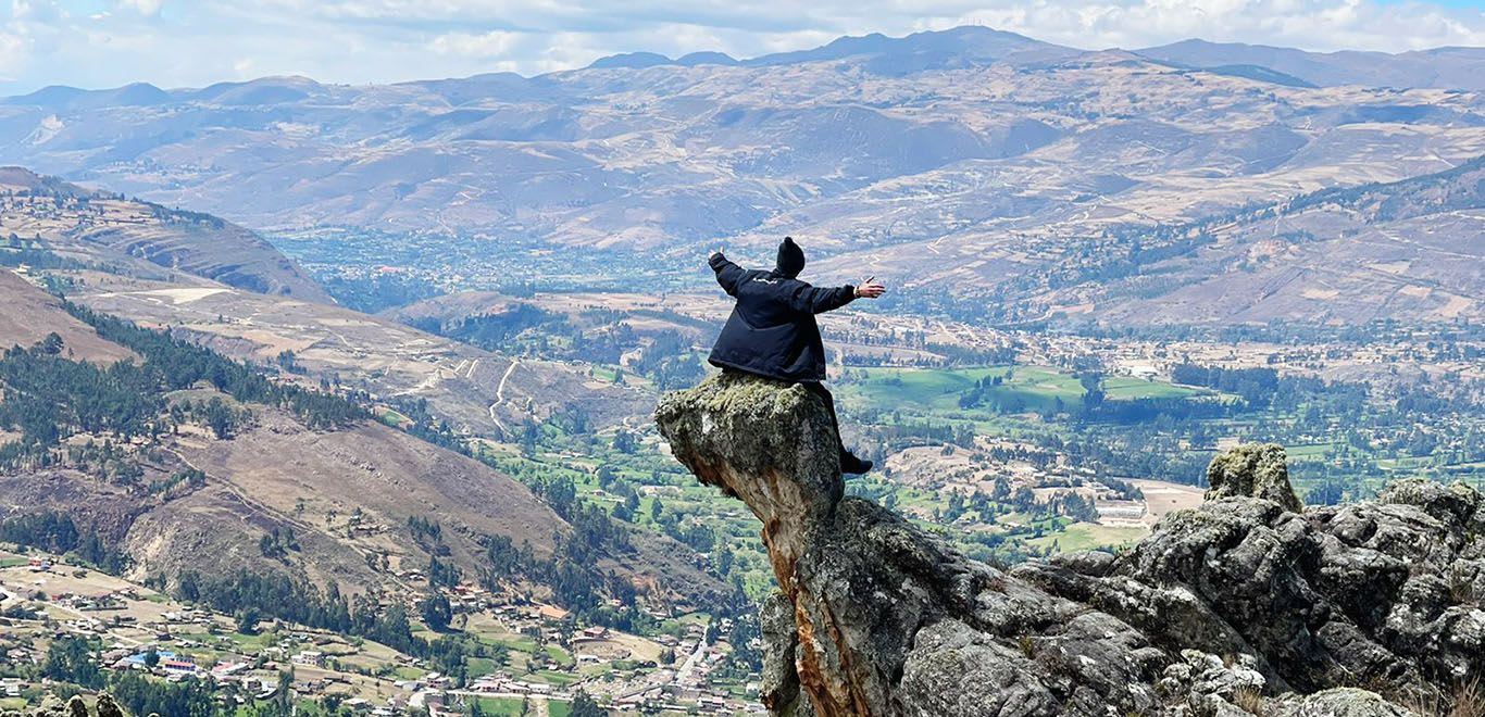 Man sitting on a rock and looking at the views in Pery