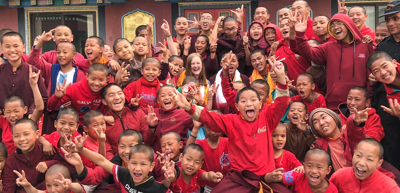 Volunteers and kids in Nepal