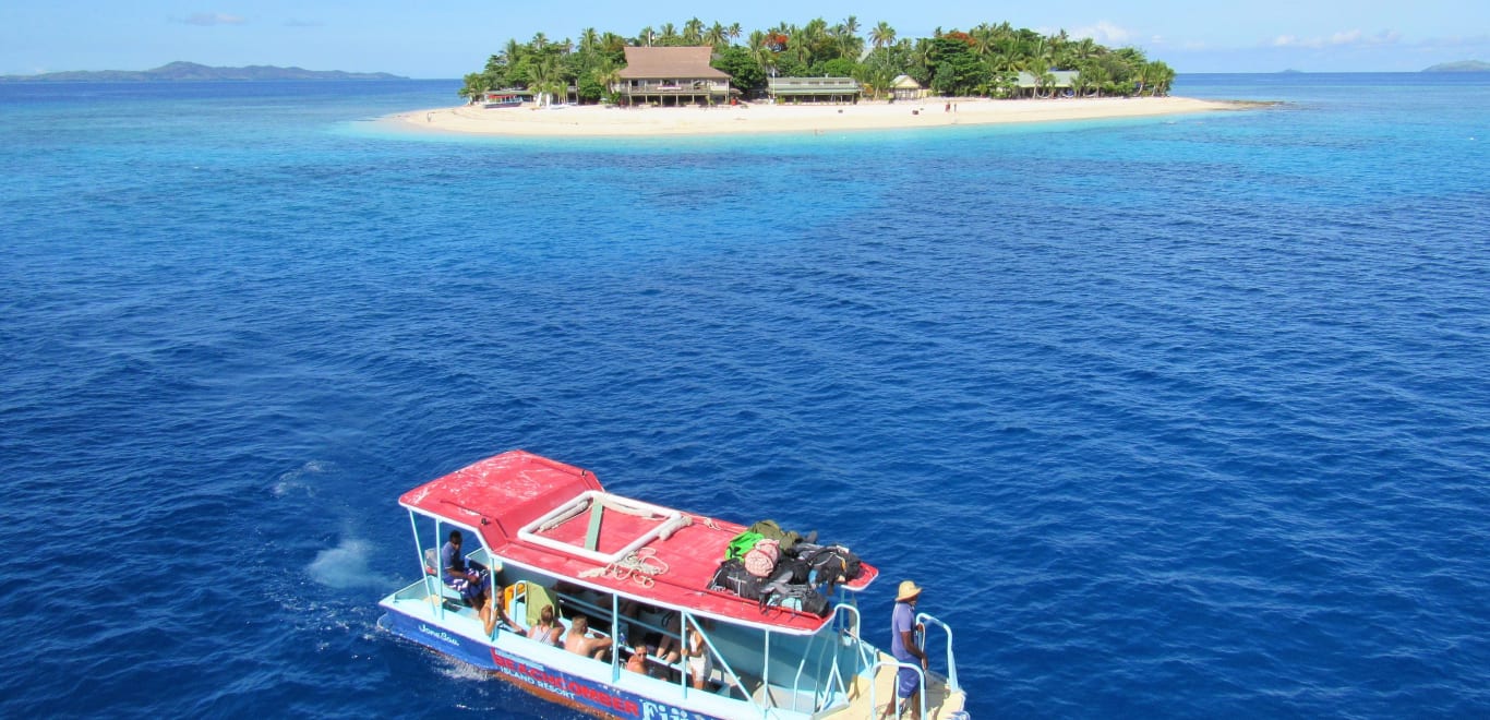 Boat tour in Fiji with blue waters
