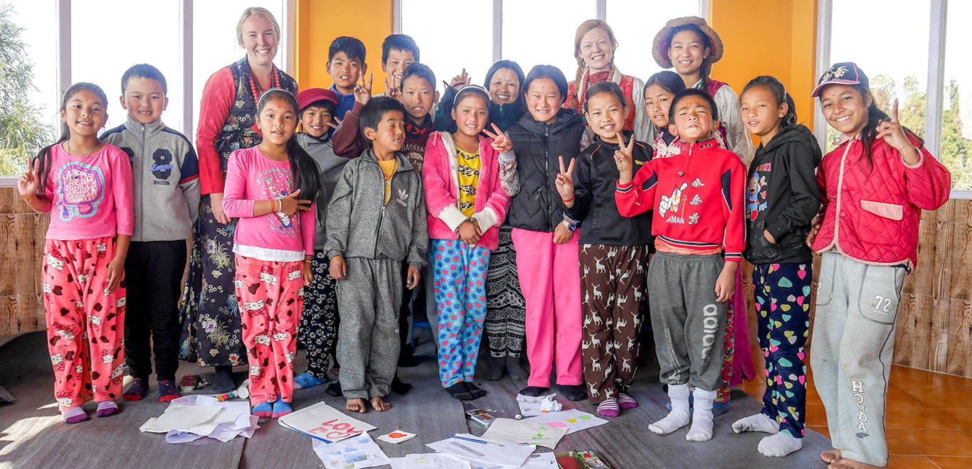 Volunteer teachers and kids in Sikkim