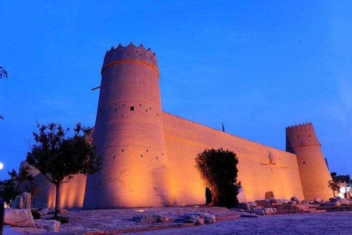الرياض: جولة VIP في اهم معالم الرياض لشخصين مع وجبة