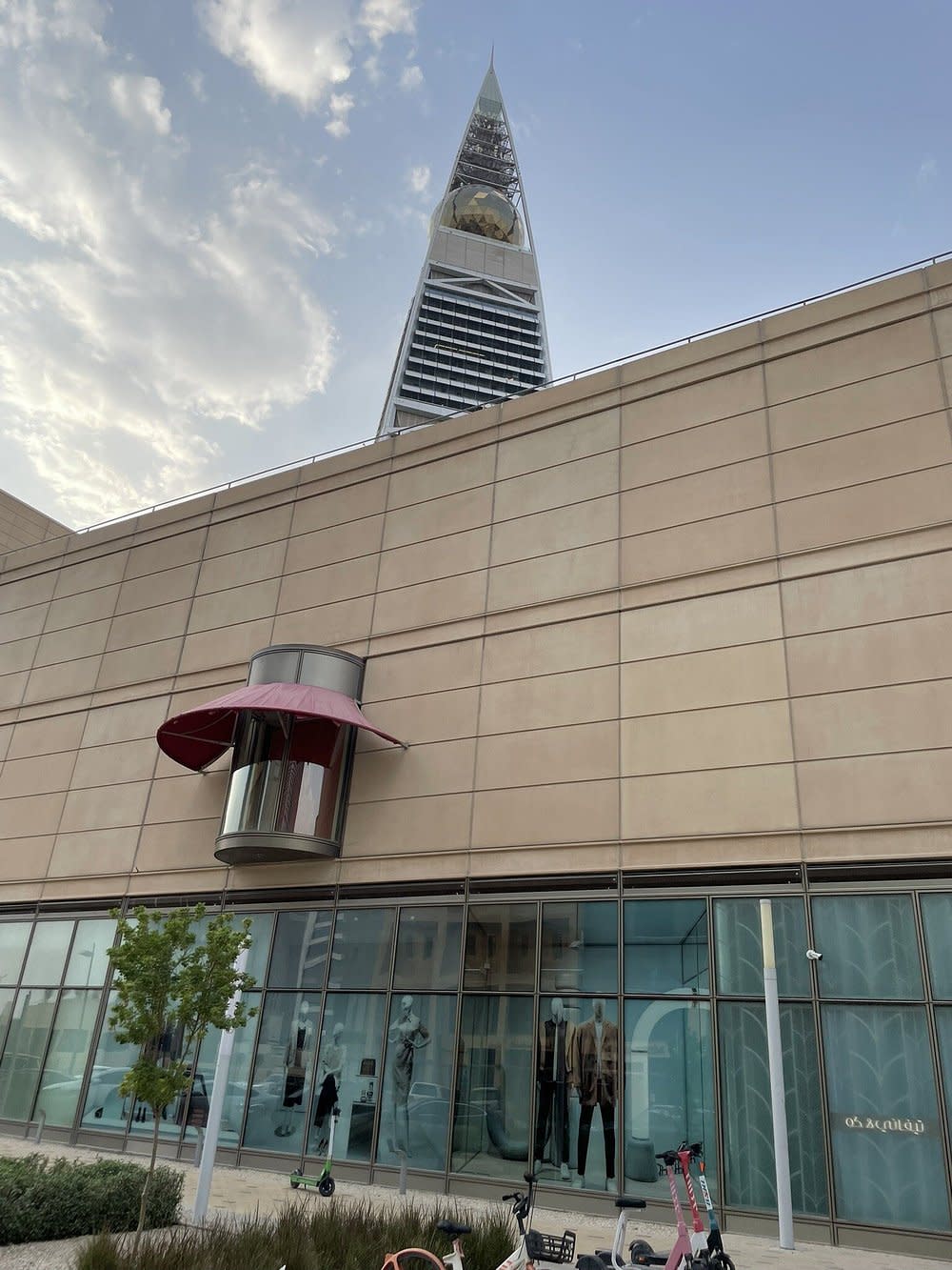 الرياض: تذكرة دخول برج الفيصلية  مع ضيافة قهوة و حلى