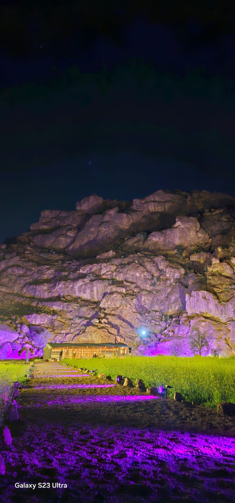 Salut : Tuwaran campe dans les maisons de Hatim al-Tai
