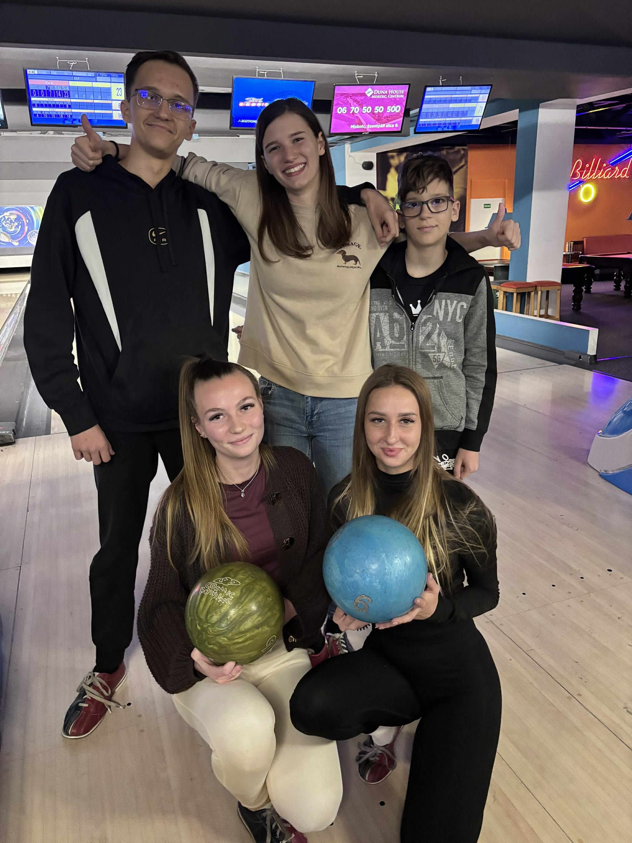 Baráti csapat bowlingozik