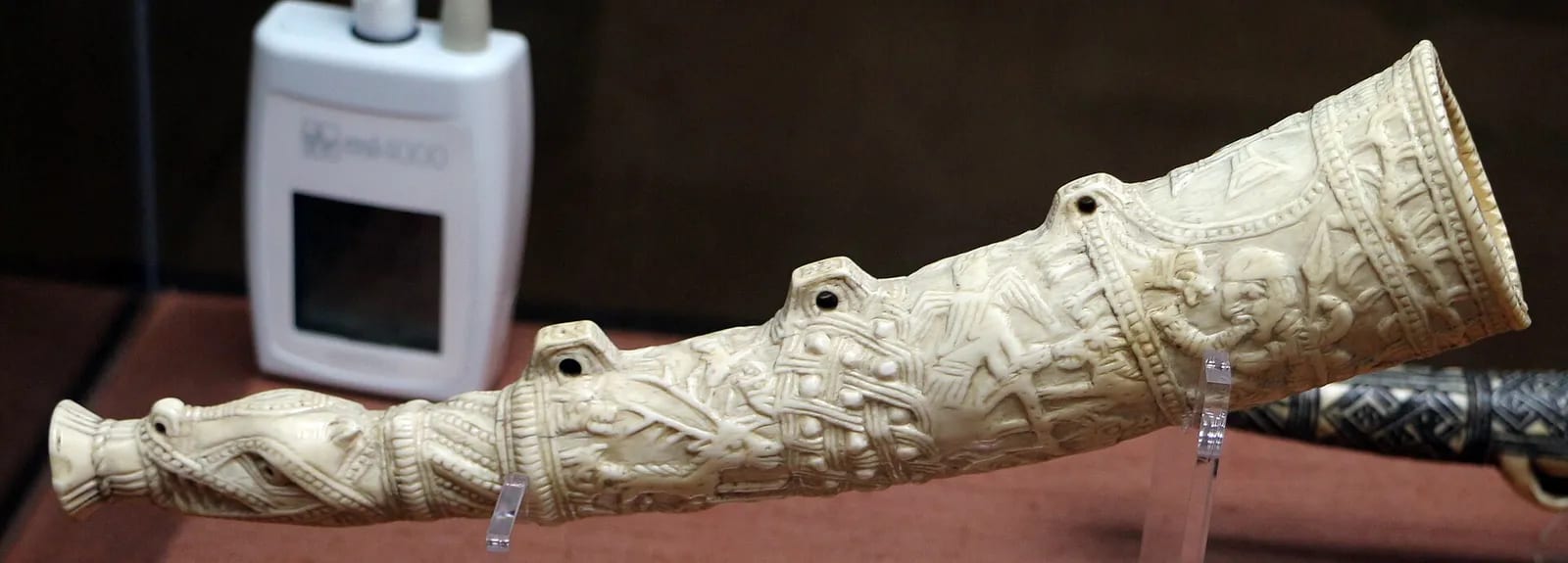 Afro-Portuguese ivory horn, Sherbro, c. 1500–25 (1)