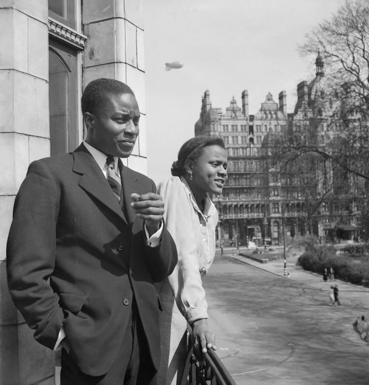 Lɔ studɛnt D. A. Thomas ɛn ticha studɛnt Rosamund Harding, Colonial Centre, London, 1944