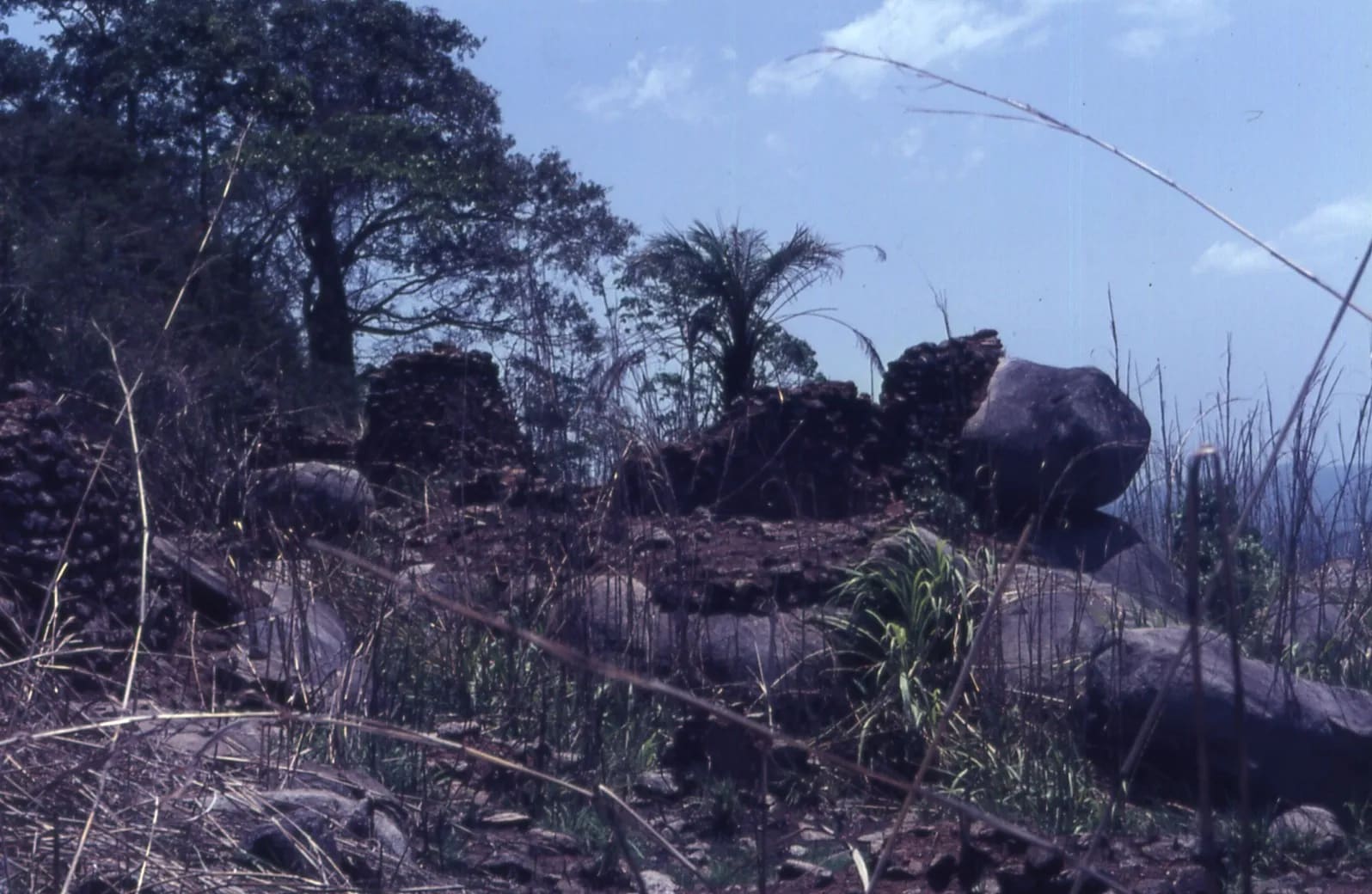 Remains of a stone-walled house at the deserted hilltop defensive site of Yagala, Sierra Leone (West Africa) (402035324)