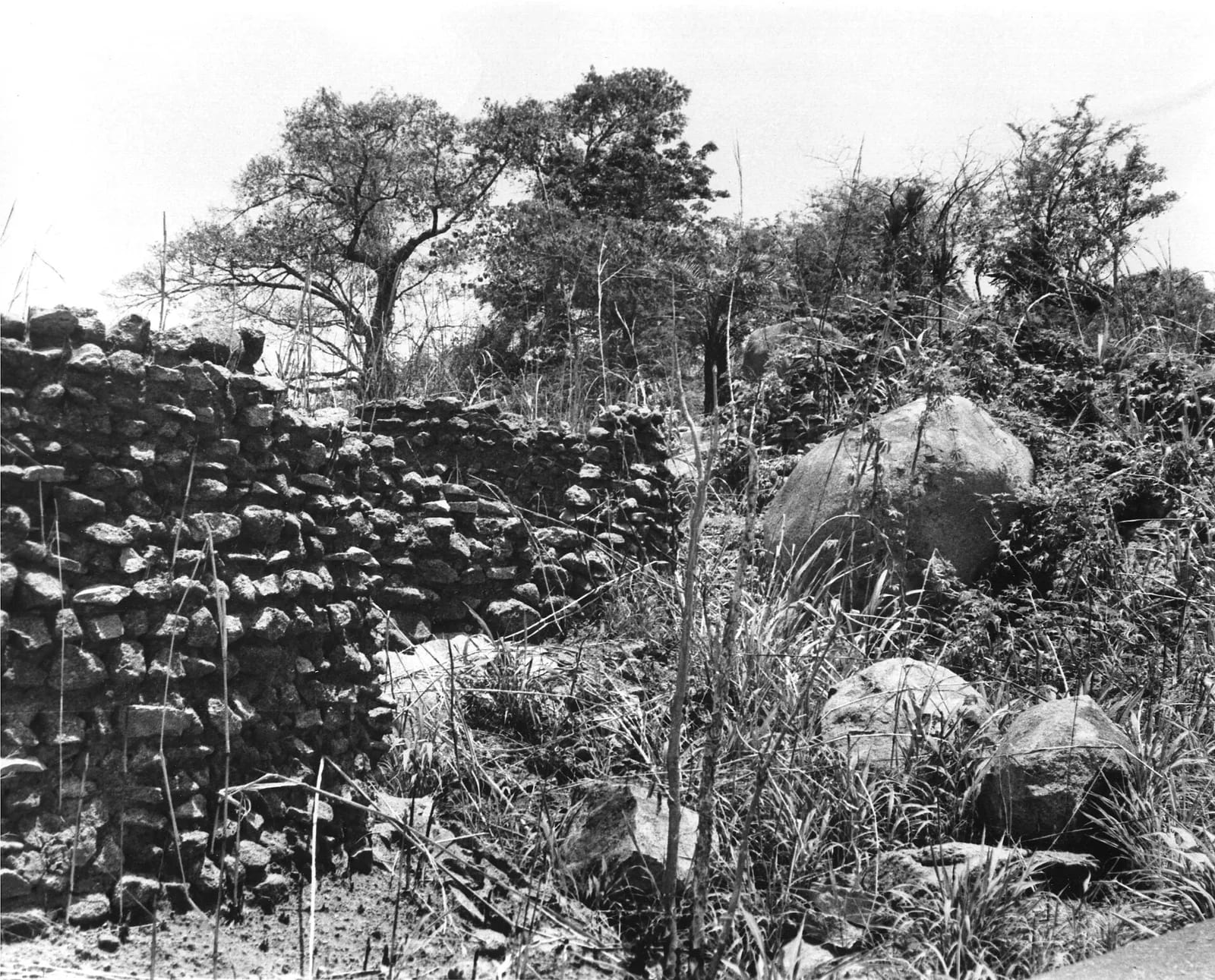 Remains of a stone-walled house at the deserted hilltop defensive site of Yagala, Sierra Leone (West Africa) (2061308840)