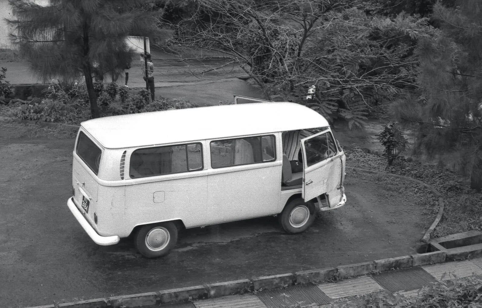 VW Bus near Fourah Bay College, Freetown, Sierra Leone (west Africa) (2536939286)