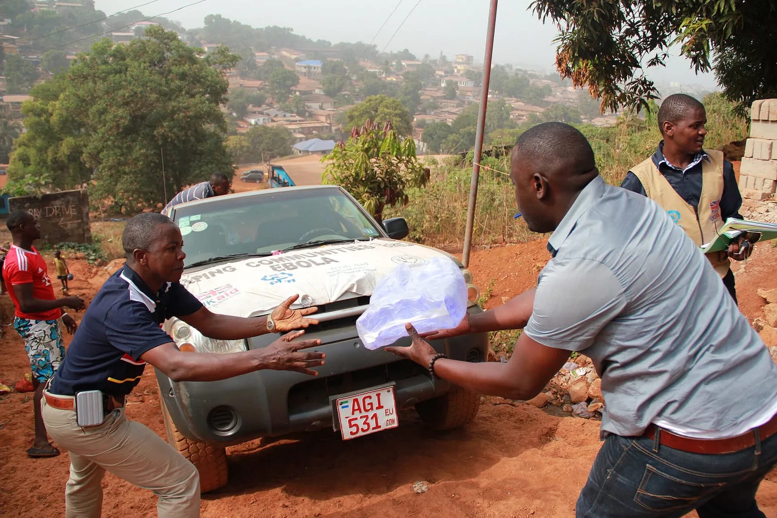 Lifesaving food and water for families hit by Ebola (16283849191)