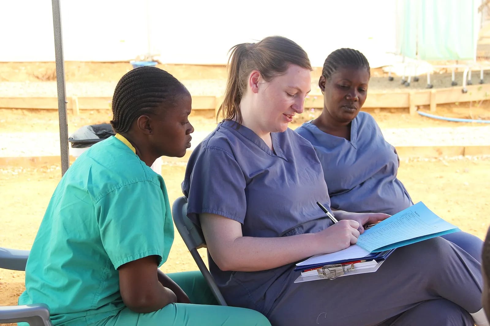 Local and international staff work together to beat Ebola (16340594191)