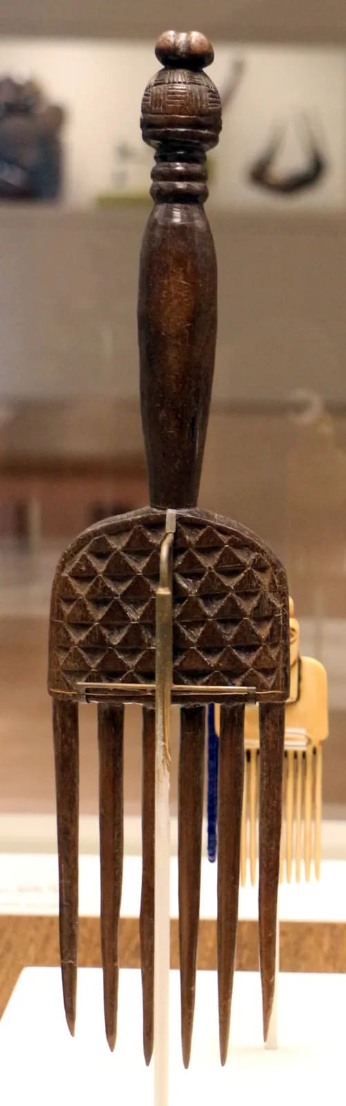 Sierra Leone, Mende, comb topped with a small human head, 20th century, 01