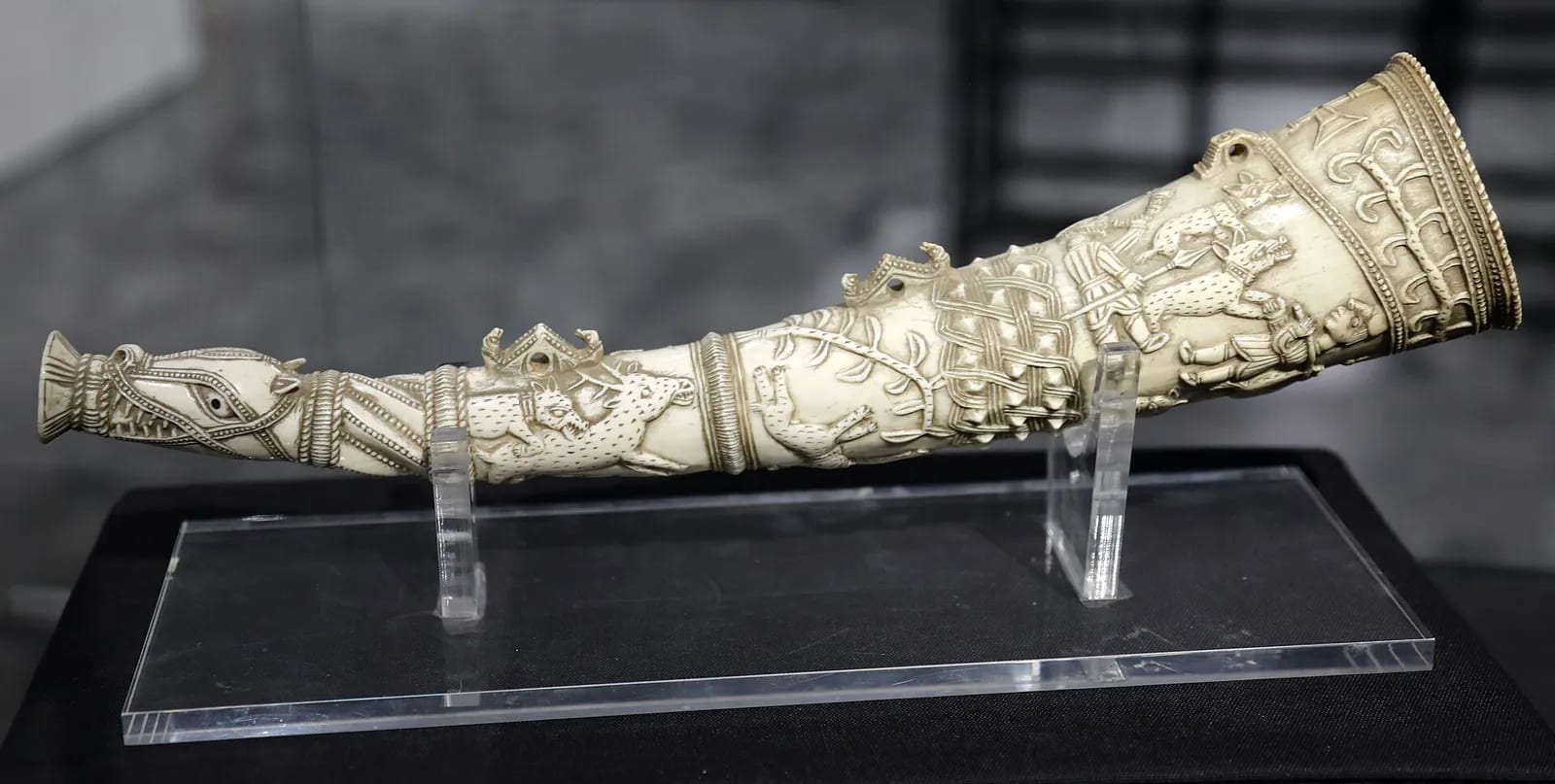 Sapi-Portuguese ivory horn (oliphant), 15th–16th century (1)