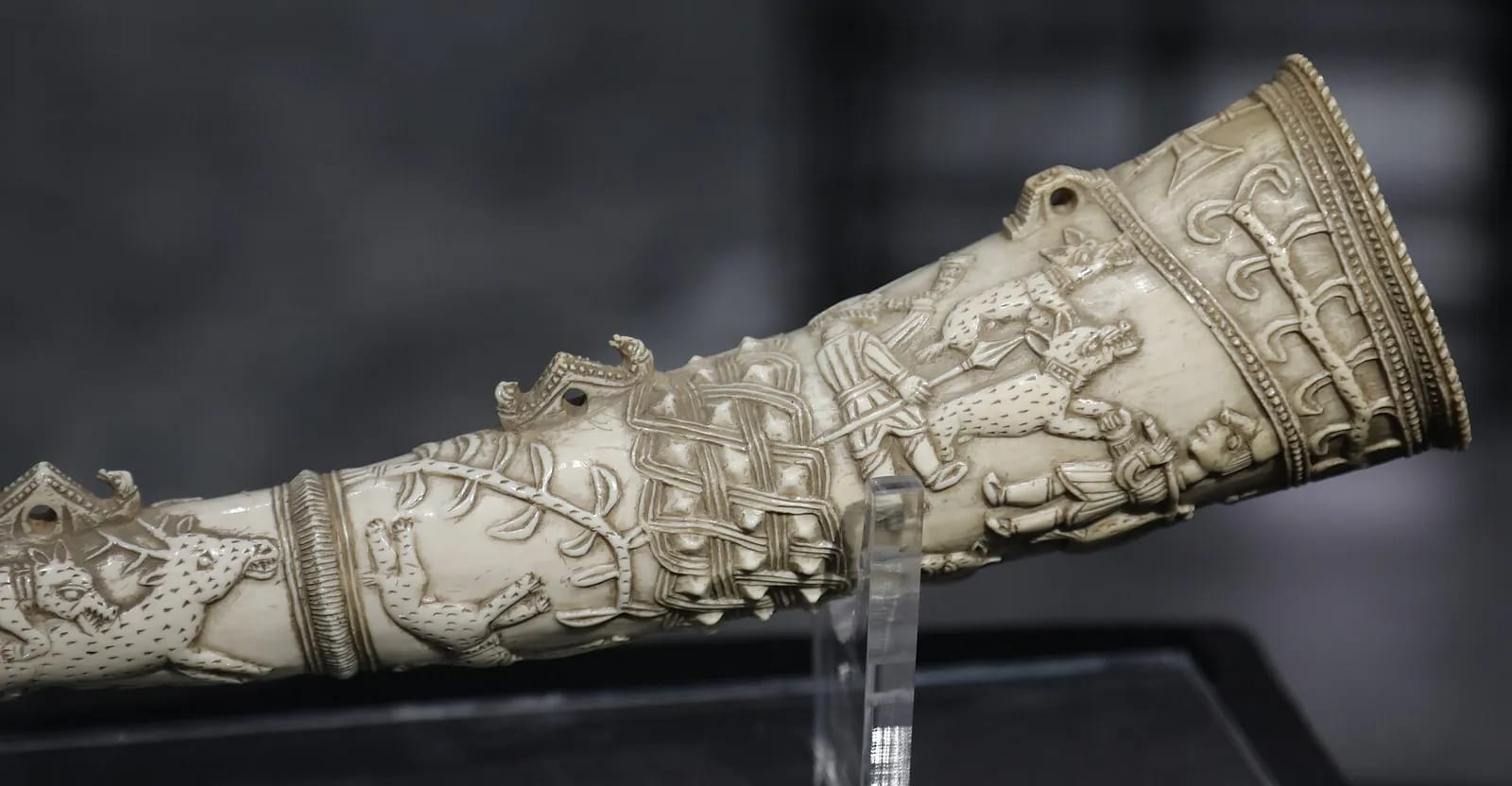 Sapi-Portuguese ivory horn (oliphant), 15th–16th century (3)