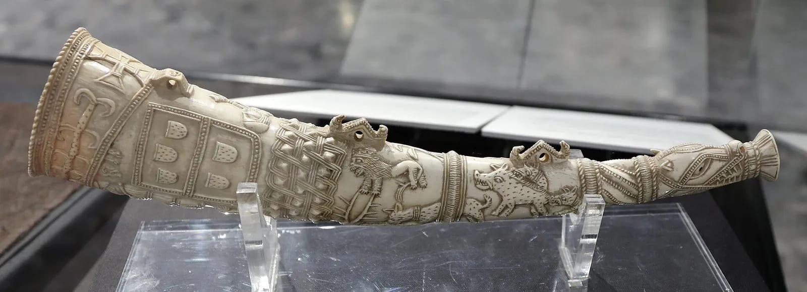 Sapi-Portuguese ivory horn (oliphant), 15th–16th century (4)