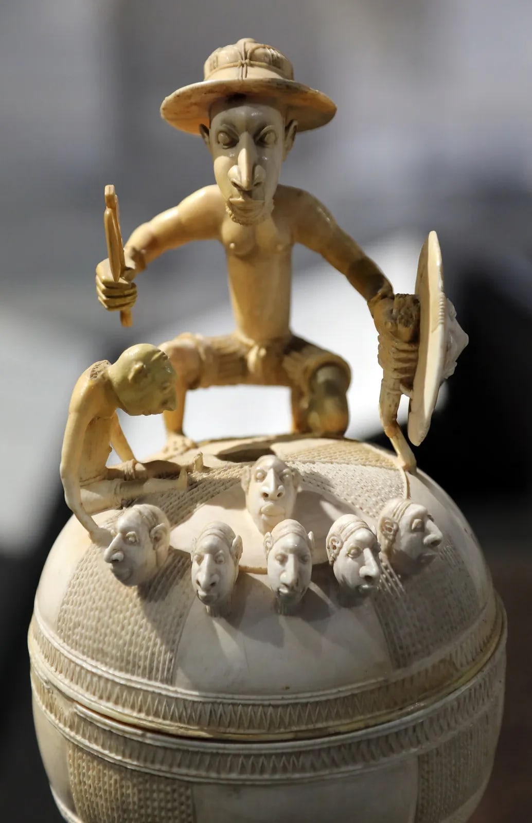 Sapi-Portuguese ivory saltcellar on a tall foot, 15th–16th century (2)