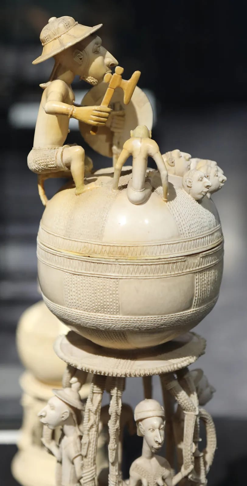 Sapi-Portuguese ivory saltcellar on a tall foot, 15th–16th century (3)