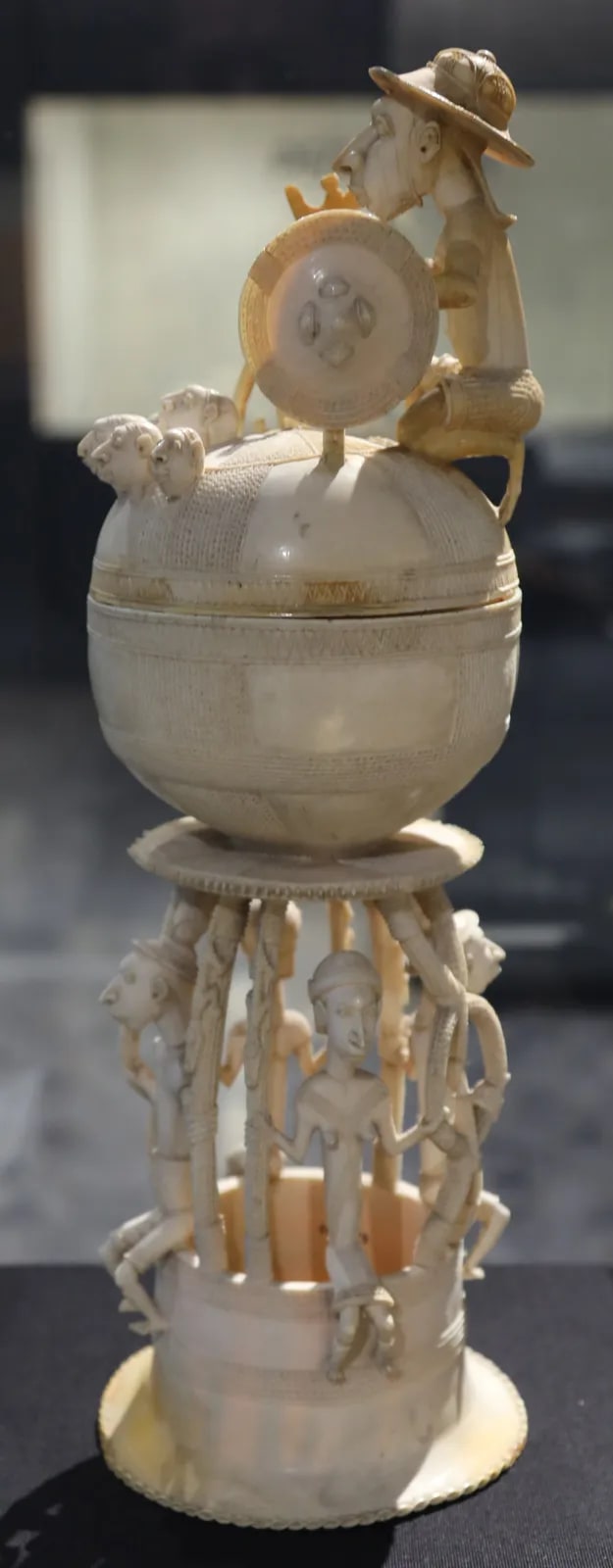 Sapi-Portuguese ivory saltcellar on a tall foot, 15th–16th century (6)