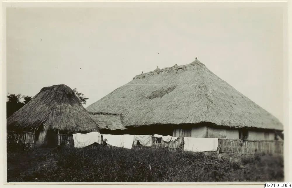 House type: round and long houses side by side, Mende country, 1930–31